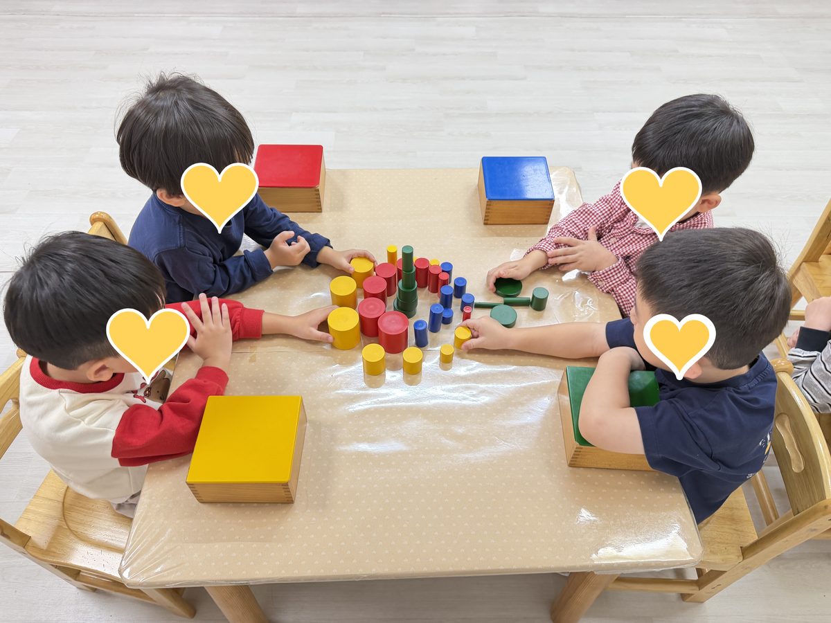 안산 은빛유치원 몬테소리 — 색 원기둥으로 함께 무늬를 만드는 네 아이