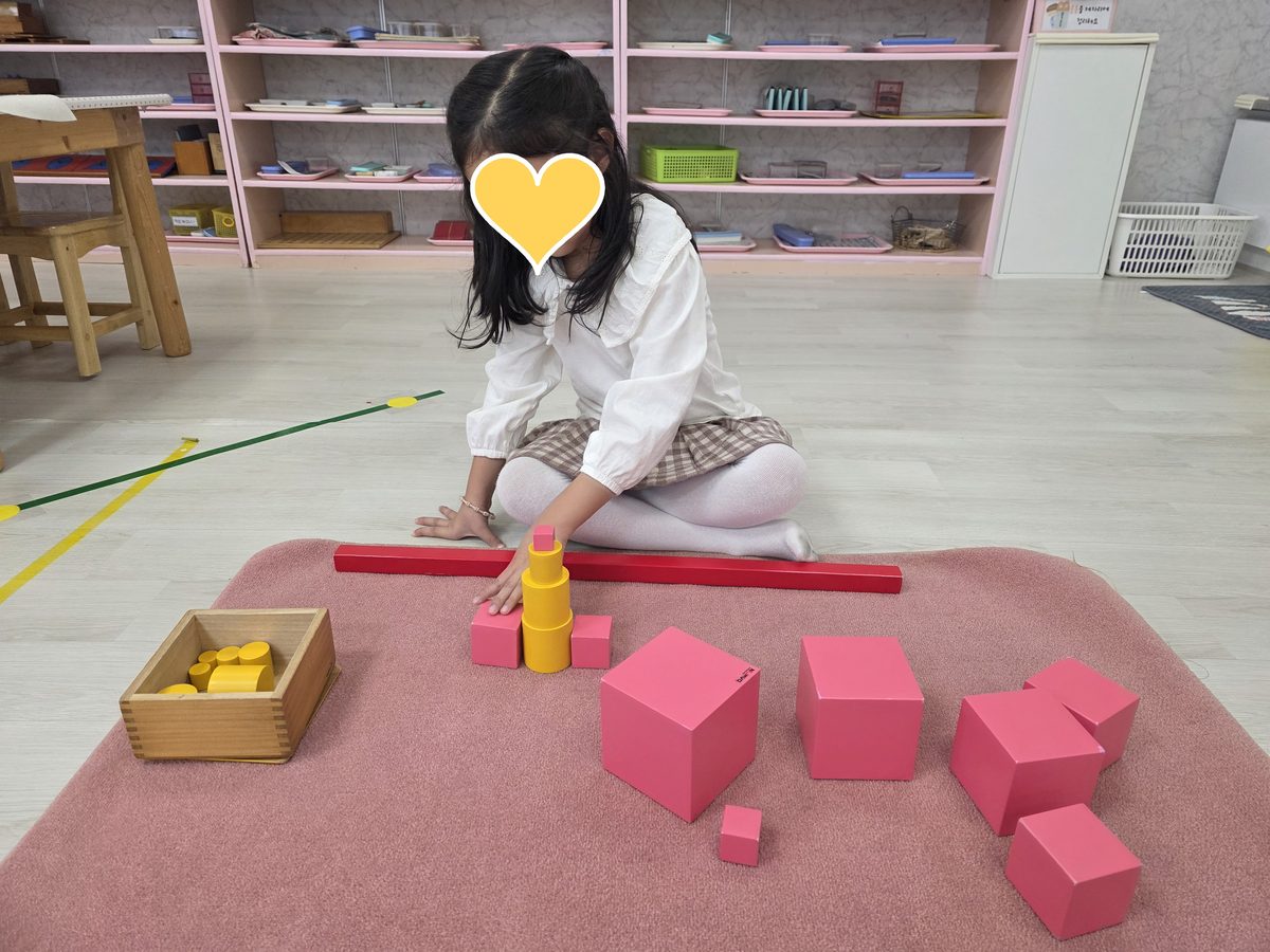 안산 은빛유치원 몬테소리 — 분홍 탑과 빨간 막대, 색 원기둥을 함께 놓아 보는 아이